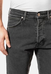 Wrangler - Jeansy Slim Fit