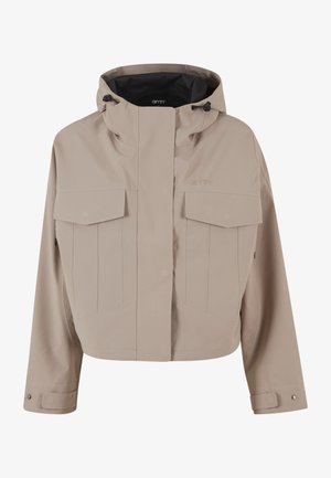 Giacca corta beige con cappuccio, tasche frontali con patta, maniche lunghe, polsini regolabili e zip coperta da pattina con bottoni.