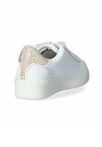 Sneaker bianco con suola bianca texturizzata, dotato di un accento con borchie dorate sul tallone. Parte superiore in pelle liscia e design della punta arrotondata.