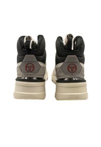 Höga sneakers i grå och svart mocka, med en strukturerad bakpanel, vadderat krage och gummisula med varumärkesdetalj.