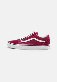 Rød lerret lav-top sneakers med hvite detaljer, rund tå og hvite snørebånd. Har en svart-og-hvitt stribet gummisåle.