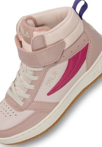 Zapatillas altas rosas de material de cuero y malla, con una tira de velcro, acento en morado claro y suela de goma con agarre texturizado.