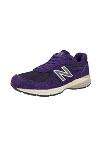 Zapatilla deportiva morada con parte superior de tela texturizada, paneles de malla, logo reflejante plateado y entresuela blanca; suela de goma negra.