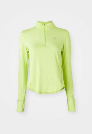 Lichtgroene sporttop met lange mouwen, een kwart rits, ronde hals, duimgaten in de mouwen en een klein reflecterend Nike-logo op de borst.