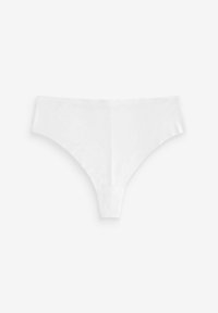 String blanc en tissu lisse et élastique. Présente un design minimaliste avec des bords sans couture et une taille basse.