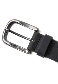 Ceinture en cuir noir avec boucle en métal argenté gravée "PME Legend" sur un fond blanc.