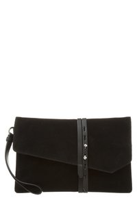 Černá semišová kabelka s klopou, koženým popruhem se stříbrnými hroty a hladkým povrchem. Kompaktní obdélníkový tvar.