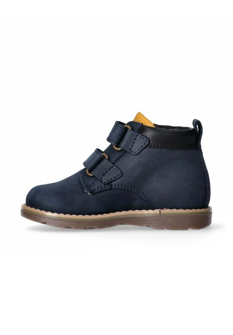 Stivale alla caviglia per bambini blu navy con doppie chiusure a strappo, suola beige, colletto nero e linguetta imbottita marrone su sfondo bianco.