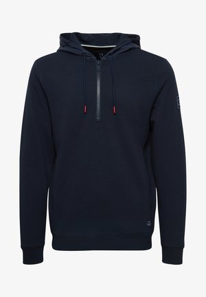 Granatowa bluza z kapturem, wykonana z miękkiego materiału, z zamkiem błyskawicznym na pół wysokości, regulowanym kapturem na sznurki oraz detalem z logo na rękawie.