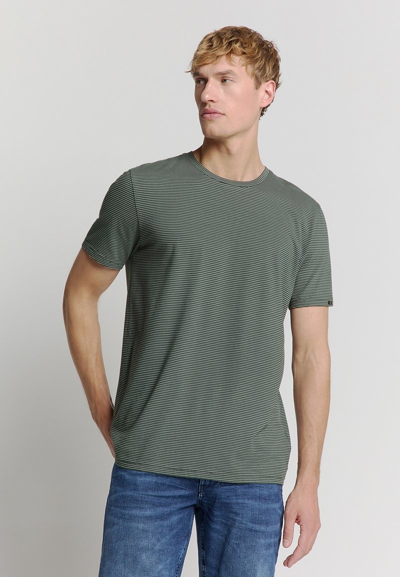 Groene gestreepte T-shirt met korte mouwen, gemaakt van zachte stof, met een ronde hals en een lichte, casual pasvorm. Detail van de accent op de mouw zichtbaar.