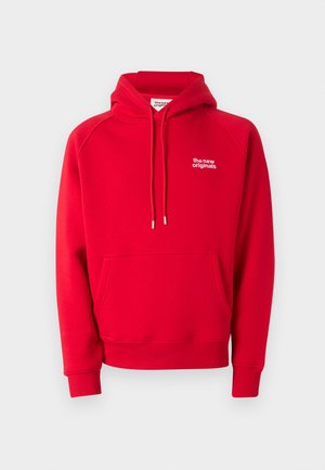 Červená mikina s kapucí, přední kapsou a šňůrkou na kapuci, s malým bílým nápisem "the new originals" na levé straně hrudi.