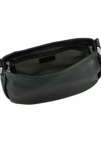 Borsa in pelle nera con finitura testurizzata, forma ovale, apertura superiore e tasca interna con zip. Presenta un design minimale e un branding discreto.