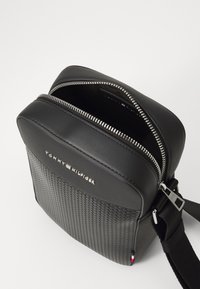 Tommy Hilfiger MINI REPORTER UNISEX - Bandolera - black