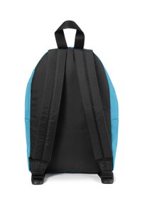 Mochila negra y azul con correas ajustables acolchadas, costuras reforzadas y un asa en la parte superior para un fácil transporte. Textura de tela suave.