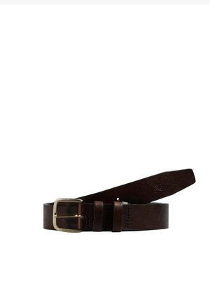 Cinturón de cuero marrón con una hebilla rectangular de latón, con dos correas de cuero horizontales que aseguran la hebilla. Textura suave y extremo acampanado.