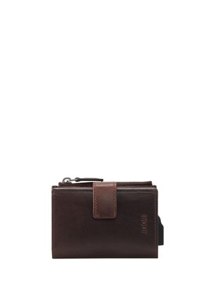Cartera de cuero marrón oscuro con cierre de presión, bolsillo con cremallera y nombre de la marca en relieve en la parte delantera.