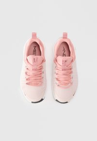 Scarpe sportive rosa con tomaia in tessuto strutturato, punta rotonda e design con lacci. Presentano una suola bianca a contrasto e dettaglio con logo.