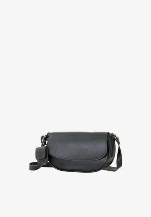 Sac à bandoulière en cuir noir avec un rabat incurvé, une sangle ajustable et des détails en métal argenté. Texture lisse et design minimaliste.