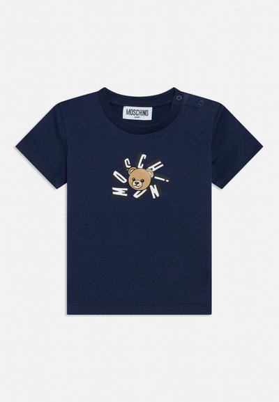 Otroška mornarsko modra majica s kratkimi rokavi z okrolim izrezom, z zaponkami na rami in grafiko medvedka z raztresenim besedilom »MOSCHINO«.