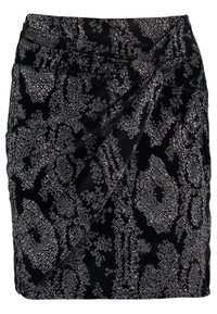 Svart sammetskjol med en texturerad silvermönstering, i en omslagstil med samlad detalj på ena sidan.