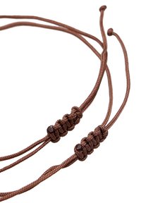 Cordino intrecciato marrone con due nodi regolabili. Caratterizzato da una texture liscia e un design elegante, ideale per fissare o regolare oggetti.