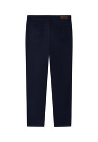 Dunkelblaue, gerade geschnittene Hose, von hinten gezeigt, mit zwei Gesäßtaschen und einem kleinen braunen Leder-Brandpatch am Bund.