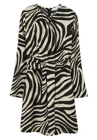 Robe à manches longues avec rayures zèbre noires et blanches, col rond, fermeture éclair dissimulée au dos, et ceinture assortie en tissu à la taille.