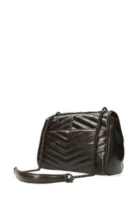 Borsa a spalla in pelle marrone scuro con cuciture a zigzag e una tracolla a catena con imbottitura in pelle, mostrata su uno sfondo bianco.