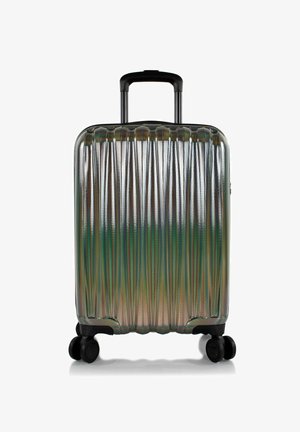 Hartschalenkoffer mit gerilltem Design in schillernden Farben, ausgestattet mit einem Teleskopgriff und vier schwarzen Spinner-Rädern für bessere Mobilität.