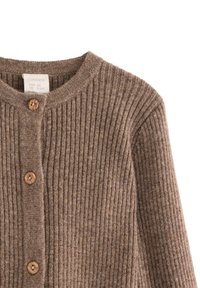 Brun ribbet cardigan med rund hals og lukning med træknapper, der har en blød tekstur og stof af medium vægt.