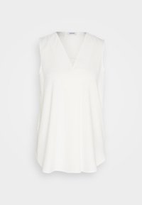Bílý bezramenný top s výstřihem do V. Měkká látka, mírně rozšířený lem a minimalistický styl. Štítek viditelný na výstřihu.