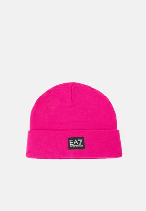 Berretto a maglia rosa con risvolto e una patch quadrata del logo che presenta "EA7 EMPORIO ARMANI" in bianco e nero sul davanti.