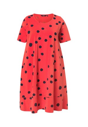 Rød kortærmet kjole med løstsiddende pasform, prydet med spredte uregelmæssige sorte polkaprikker og rund halsudskæring.