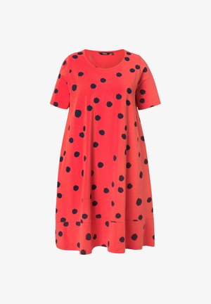 Rotes Kurzarmkleid mit lockerem Schnitt, verziert mit unregelmäßigen schwarzen Polka-Dots und einem Rundhalsausschnitt.