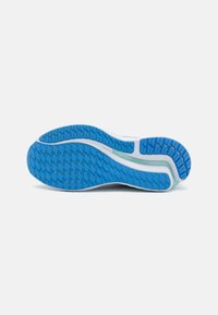 Semelle extérieure de chaussure de sport bleue avec un design texturé en motif de diamant. Présente une semelle intermédiaire blanche et un accent aqua contrastant.