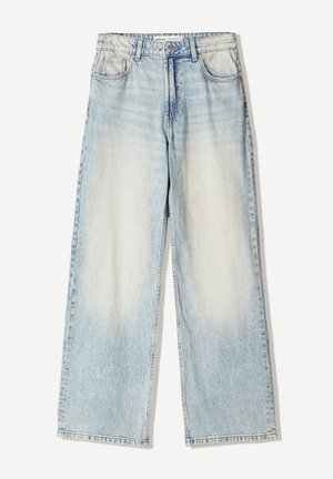 Hellblaue Jeanshose mit weitem Beinumfang, ausgestattet mit fünf Taschen, dezentem Verblassen und sichtbaren Nähten entlang der Säume.