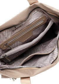 Beige vävd handväska inuti med dragkedjefickor, slät foder med textmönster och förstärkta kanter. Dragkedjestängning högst upp.