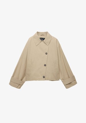 Beżowa krótka kurtka z szerokim kołnierzem, dużymi guzikami i długimi rękawami. Posiada kieszenie po bokach i gładką teksturę materiału.