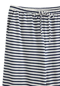 Randiga lounge-byxor i lätt tyg med horisontella ränder i marinblått och vitt. Elastisk midjeband med dragsko och sidofickor.