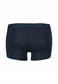 Bóxer ajustado para hombre color azul oscuro, fabricado con un material suave. Cuenta con una cinturilla con el logo en relieve y un diseño ceñido con forma en la parte trasera.