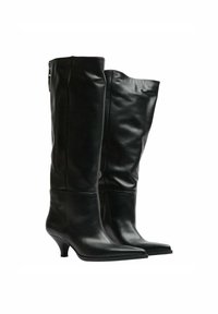 Stivali al ginocchio neri in pelle con punta affilata e tacco a stiletto basso. Presentano una texture elegante e liscia con dettagli delle cuciture sottili.