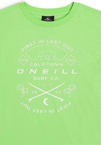 Camiseta de algodón verde con un estampado gráfico blanco que presenta un oso, tablas de surf cruzadas y el texto "PRIMERO EN, ÚLTIMO EN SALIR" y "O'NEILL SURF CO."