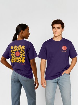 Deux personnes portant des t-shirts violets avec un motif circulaire orange ; la femme montre le texte au dos, l'homme montre le logo à l'avant, tous deux portent des jeans bleu clair.