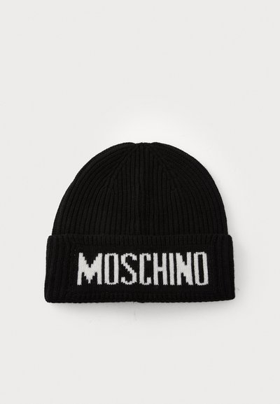 Zwarte gebreide muts met een geribbelde textuur en een wit "MOSCHINO" logo op de omgeslagen boord, met een afgeronde topontwerp.