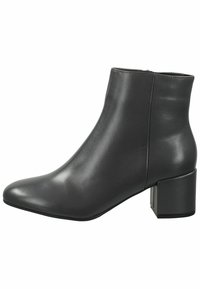 Stivale alla caviglia in pelle nera con punta affusolata, texture liscia e tacco a blocchetto. La cerniera si trova sul retro per un facile indossamento.