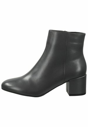Stivale alla caviglia in pelle nera con punta affusolata, texture liscia e tacco a blocchetto. La cerniera si trova sul retro per un facile indossamento.
