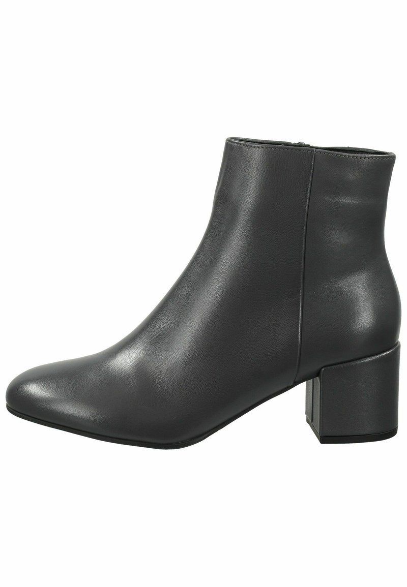 Stivale alla caviglia in pelle nera con punta affusolata, texture liscia e tacco a blocchetto. La cerniera si trova sul retro per un facile indossamento.