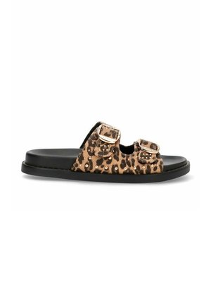 Chancla deslizante con estampado de leopardo, que presenta dos hebillas ajustables, una suela plana negra y tejido texturizado con acentos de tachuelas metálicas.
