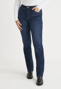 Mörkblå denimjeans med rak skärning, fem fickor, frontdragkedja och knappstängning, samt kontrasterande sömnadsdetaljer.