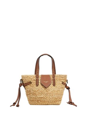 Tkana torba iz slame z rjavimi usnjenimi ročaji, bočnimi trakovi in sprednjo usnjeno zaveso z majhnim zlatim logotipom.